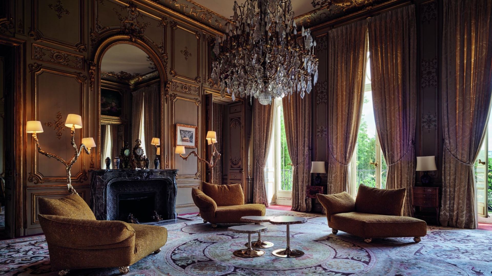  Standway, Ines and Cicladi. Furnishing the precious Salon of Allegories are the three sofas covered in Minerals Collection Pure Gold in chaise longue versions with Pepita feet, alabaster tables and gilded lamp. 