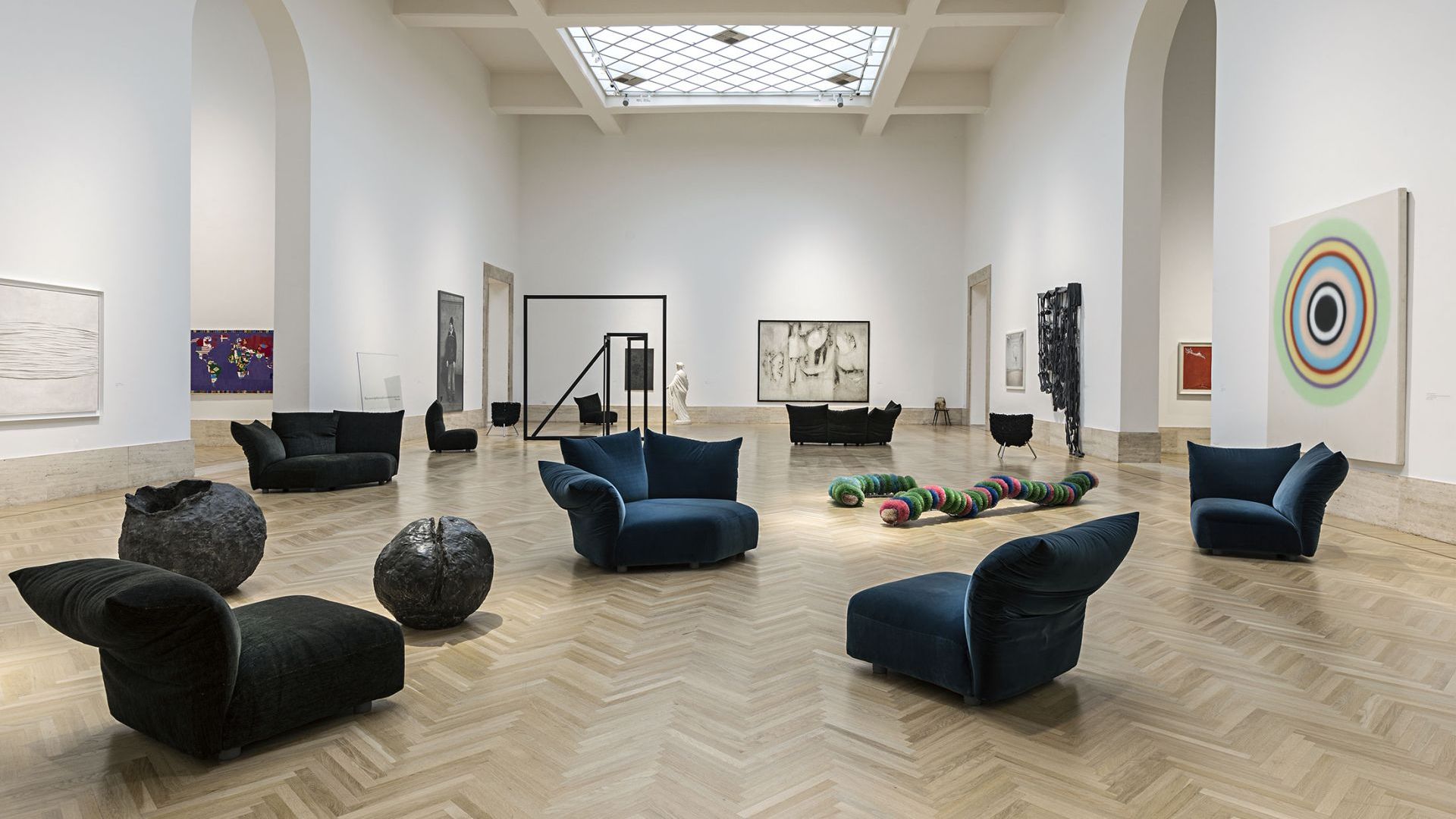  La Galleria Nazionale. 

 I prodotti Edra dialogano con le prestigiose opere della Galleria Nazionale di Arte Moderna e Contemporanea 

 dentro la mostra Time is Out of Joint, l&rsquo;allestimento voluto dalla Direttrice Cristina Collu. 