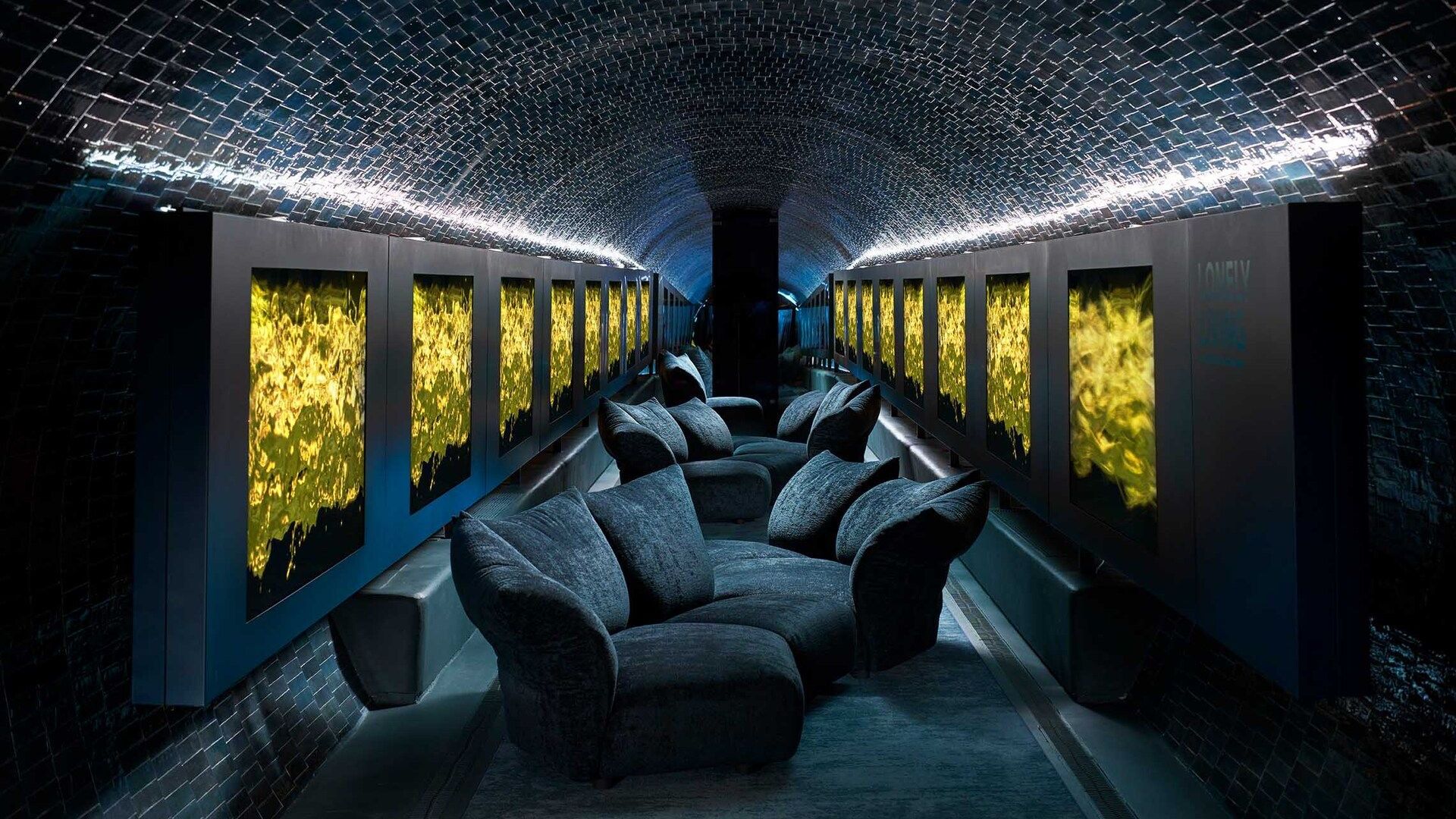   Standard . Harmony of movement between the sofa by Francesco Binfar&eacute; thanks to the Smart Cushion that tilts the armrests and backrests and the work of Plessi, which flows through the gallery like a river 
