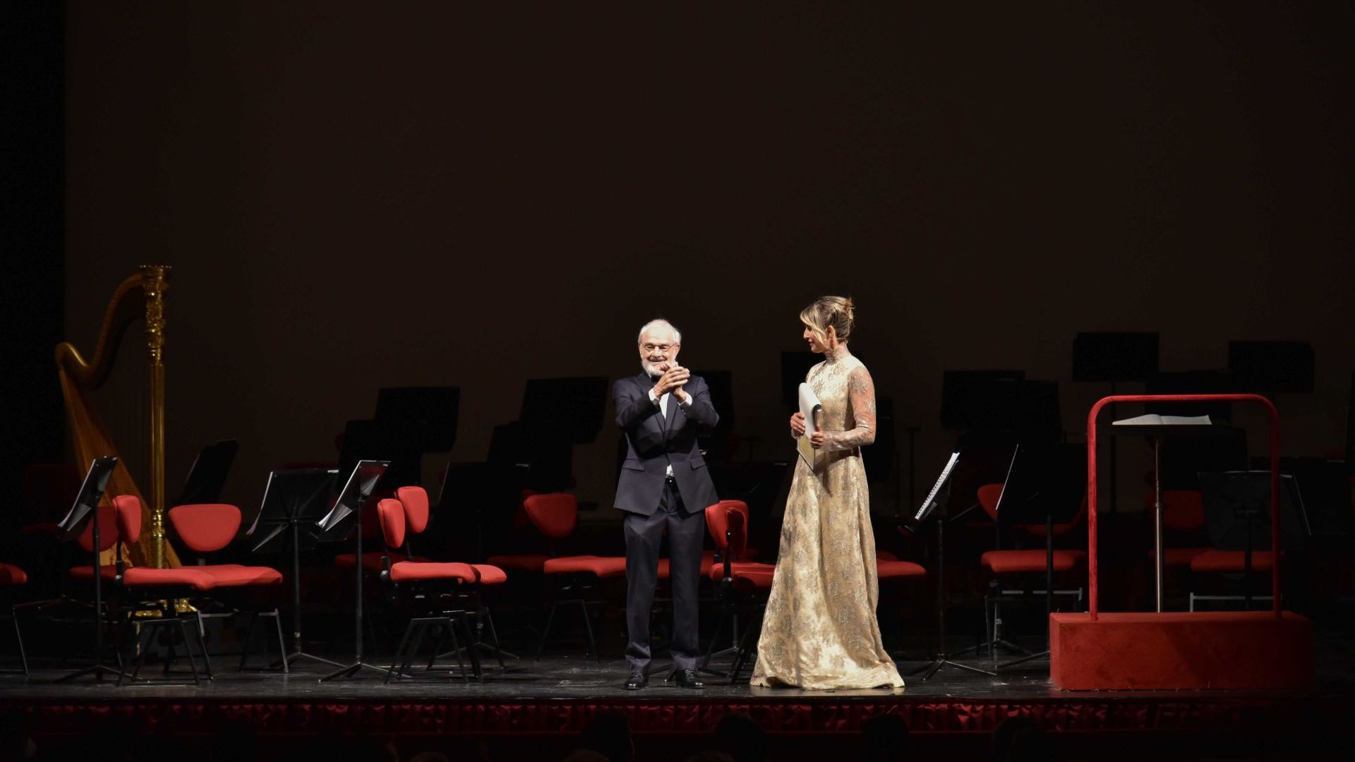  Teatro alla Scala. Alcuni scatti della Serata d&rsquo;Onore. Nella pagina precedente gli ospiti in sala. In questa pagina la chiusura del concerto con una proiezione delle opere di Giovanni Gastel. Nella pagina seguente un frame della videointervista a Francesco Binfar&eacute;. 