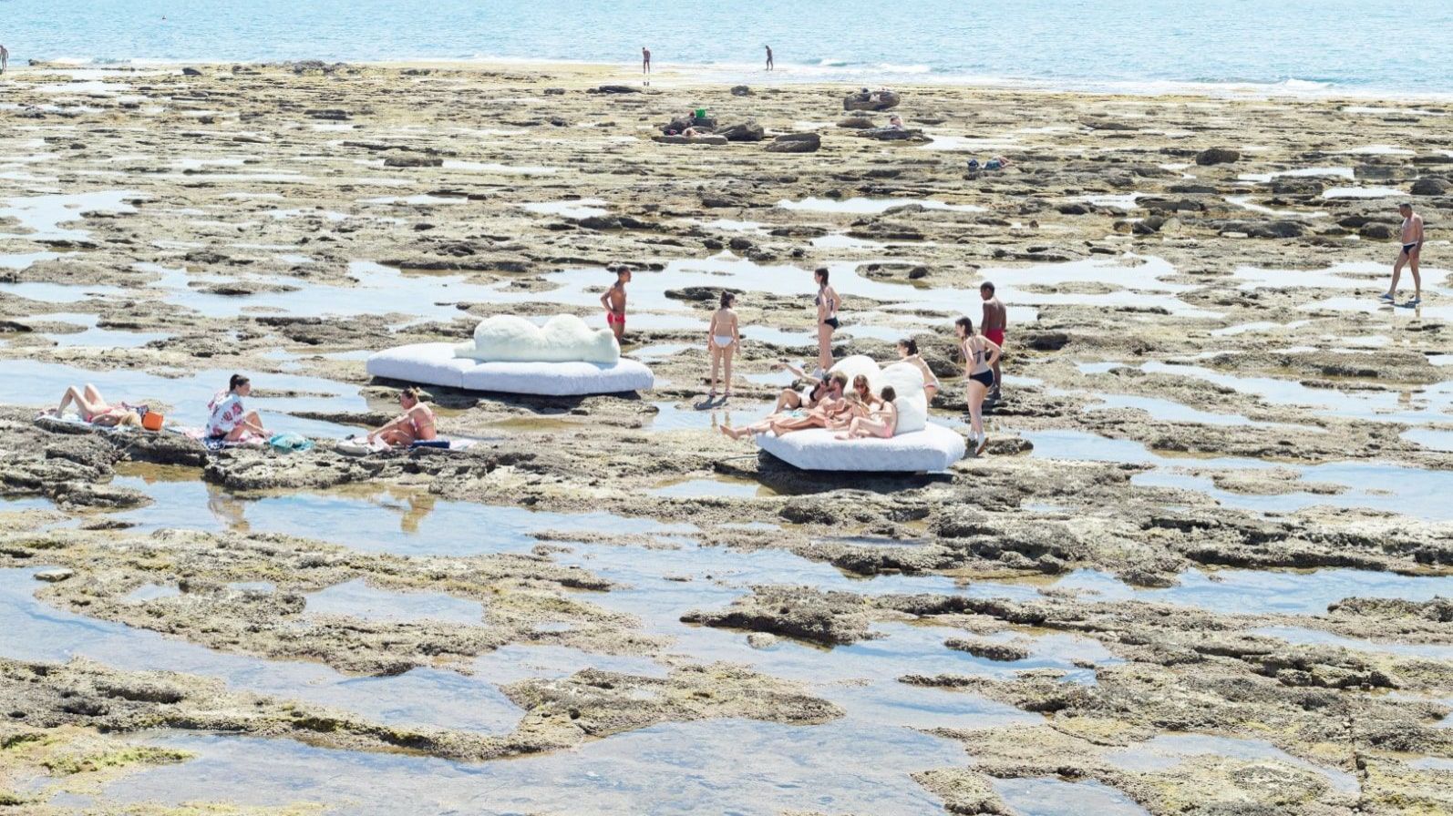  Pack. Le canap&eacute; photographi&eacute; par Massimo Vitali sur les rochers de l&rsquo;Acad&eacute;mie navale de Livourne. 