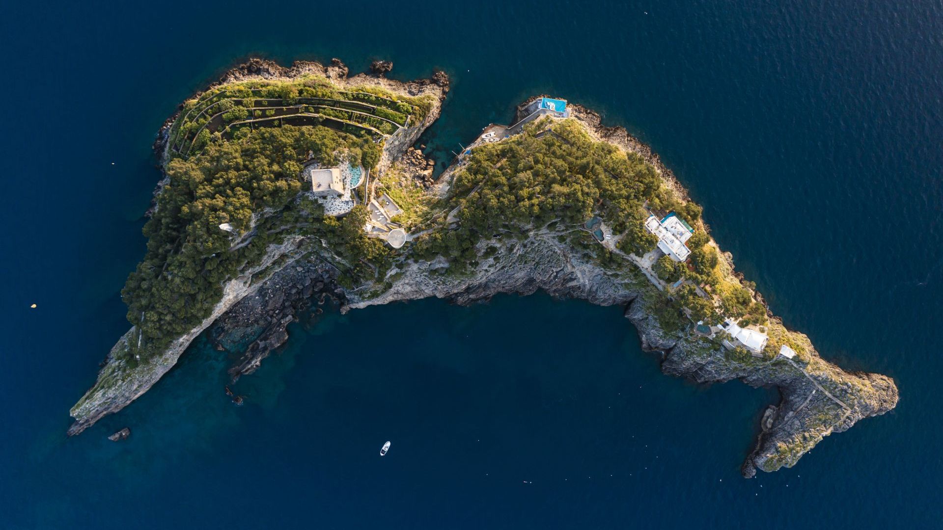  Der Archipel Li Galli. Luftaufnahme der drei Inseln Gallo Lungo, der gr&ouml;&szlig;ten mit der Silhouette eines Delfins, La Rotonda und La Castelluccia. 