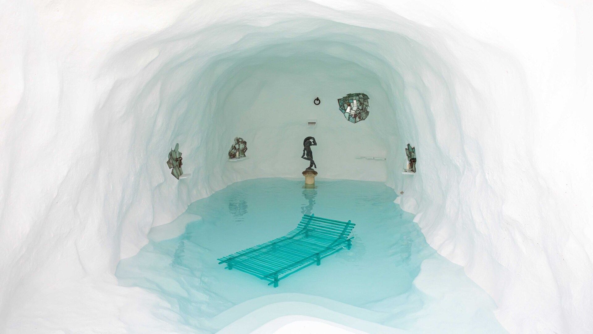   A'mare .&nbsp;Les transats de la collection Jacopo Foggini immerg&eacute;s dans la baignoire cr&eacute;&eacute;e par l'artiste Savvas Laz pour le projet Grotta, sur la jet&eacute;e de l'&icirc;le Li Galli. 