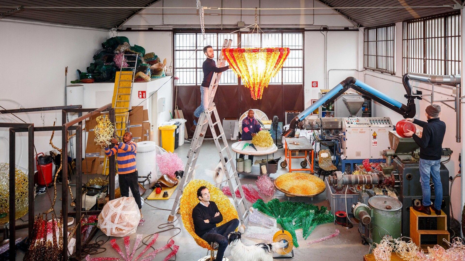  Il laboratorio colorato di Jacopo Foggini a Milano, popolato da piccoli &ldquo;mostri meccanici&rdquo;. 