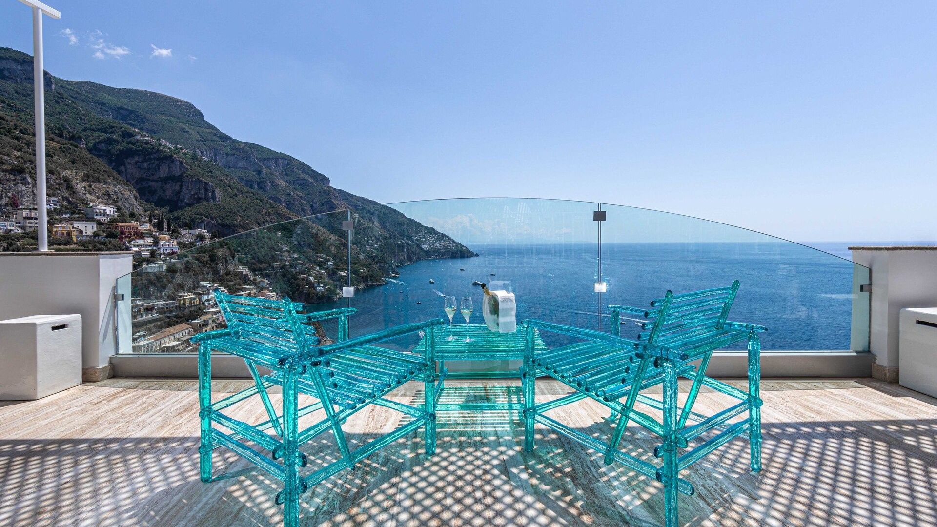   A'mare . La collezione di Jacopo Foggini sulle terrazza dell&rsquo;Hotel Villafranca a Positano. 