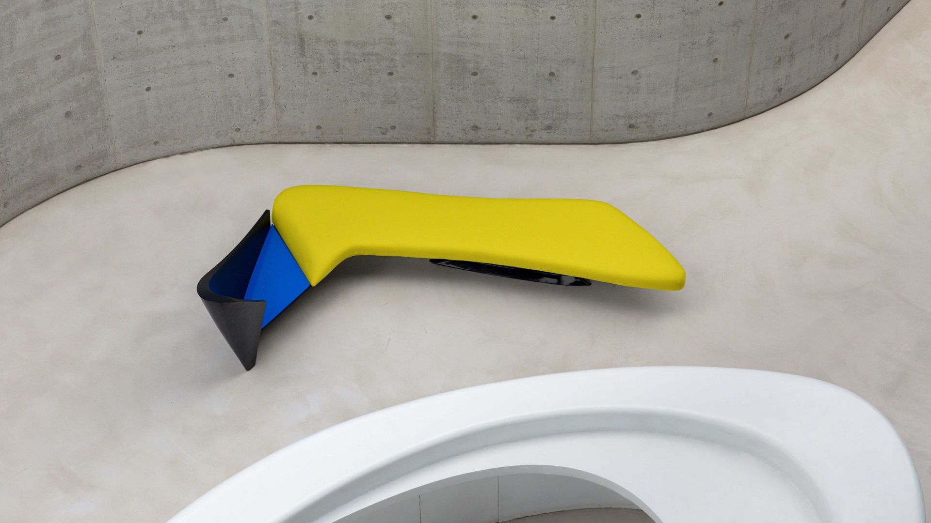  Wavy. Il divano di Zaha Hadid fotografato all&rsquo;interno del MAXXI. 