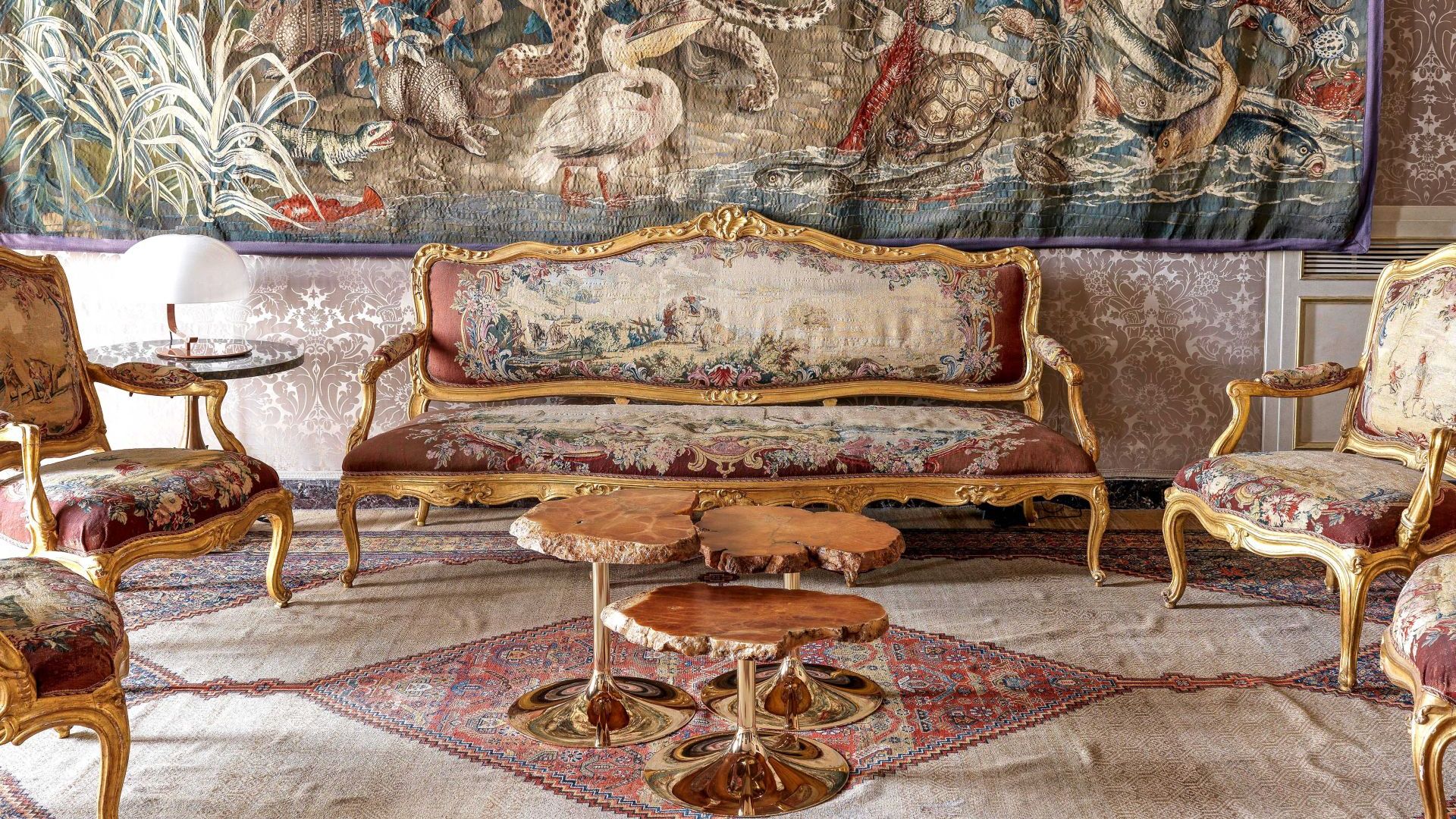   Cicladi .&nbsp;I tavolini di Jacopo Foggini arredano il settecentesco salotto della Sala di Druso. 