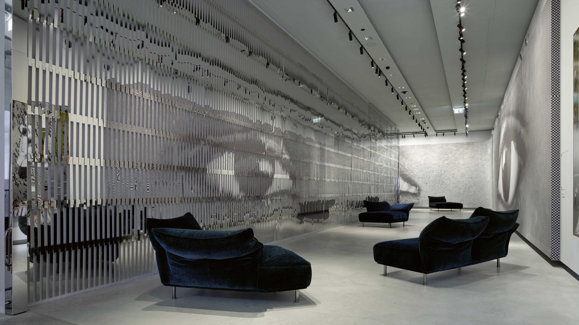   Standalto  nella grande galleria di ingresso del museo con installazione della mostra &ldquo;JR. D&eacute;plac&eacute;&middot;e&middot;s&rdquo;. 