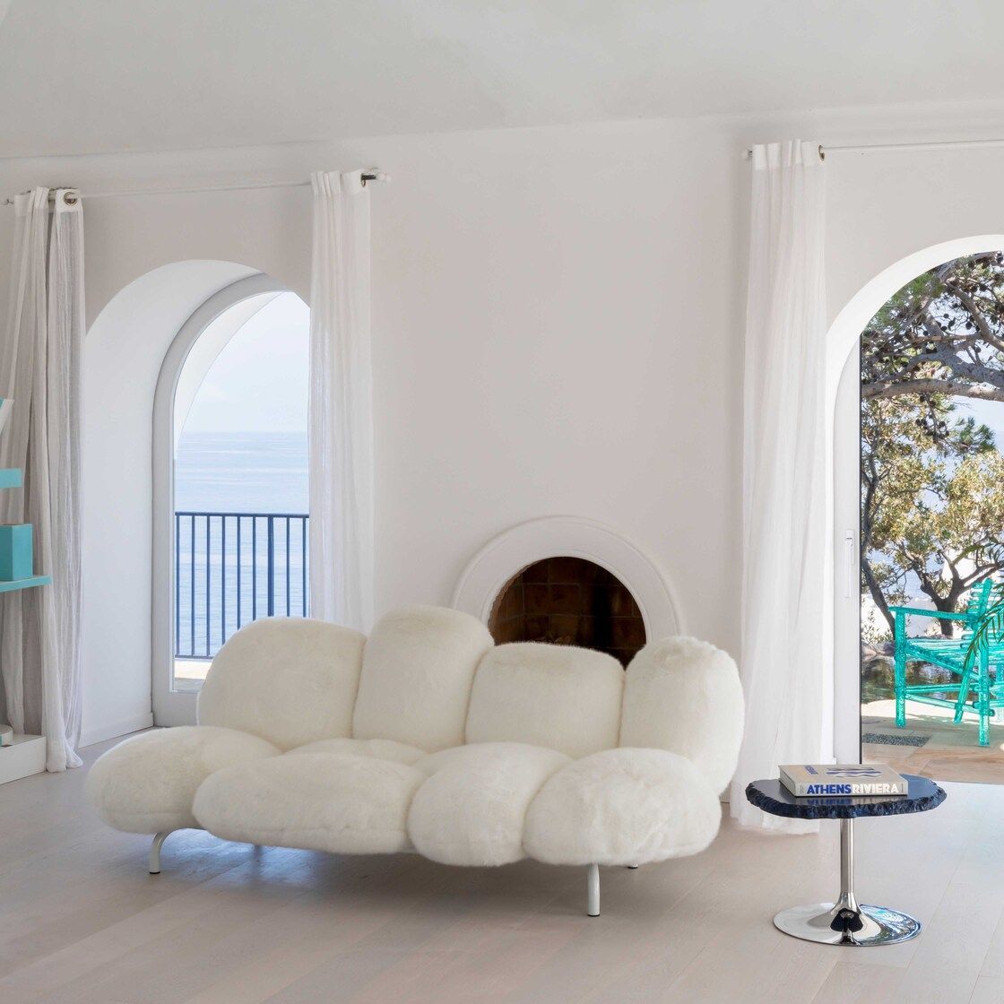   Cipria ,&nbsp;Cicladi und A&rsquo;mare. Das Sofa von den Campana-Br&uuml;dern, die Couchtische und der Stuhl von Jacopo Foggini im Inneren und mit Blick auf das Hauptschlafzimmer. Die Farben und Materialien der Einrichtung harmonieren harmonisch mit dem architektonischen und landschaftlichen Kontext. Links das Werk von Ettore Sottsass Claire de Lune, ein Keramiktotem in Wei&szlig; und T&uuml;rkis. 