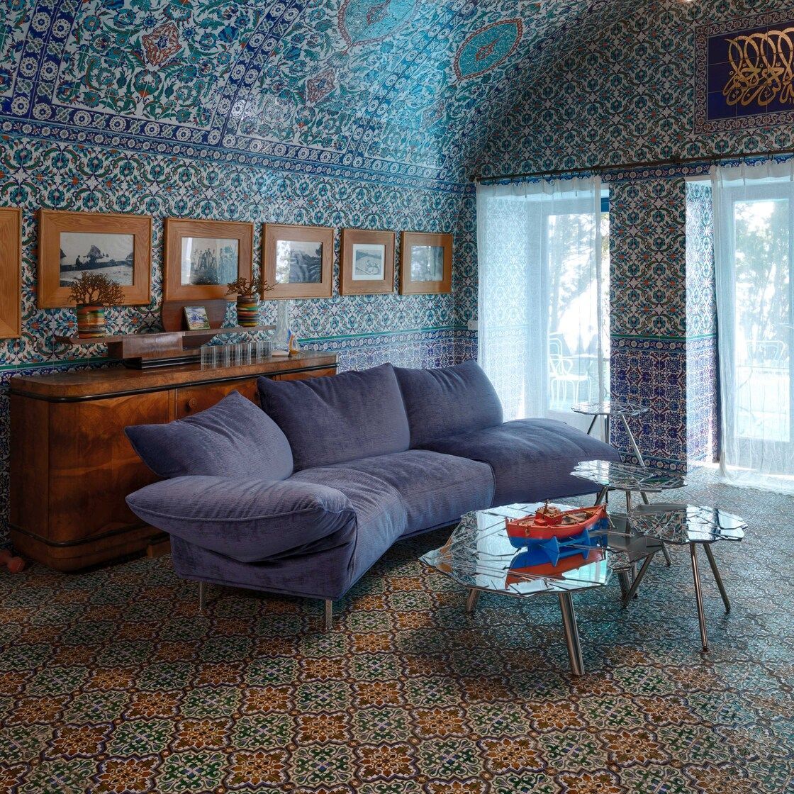   Standalto  und  Brasilia . Das Sofa von Francesco Binfar&eacute; und die verspiegelten Couchtische der Gebr&uuml;der Campana in einem der R&auml;ume der zentralen Villa von Li Galli: einem gew&ouml;lbten Raum, der vollst&auml;ndig mit osmanischer Majolika bedeckt ist und von Rudolf Nurejew in Auftrag gegeben wurde. 