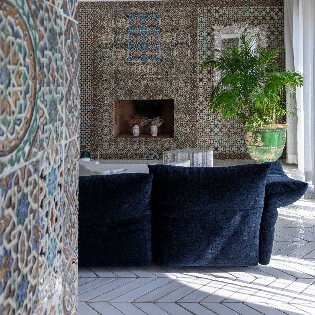   Standard &nbsp;in einem der Zimmer der Villa. Die Farben des Sofas erinnern an die Blaut&ouml;ne der Keramik und der Holzt&uuml;ren. 