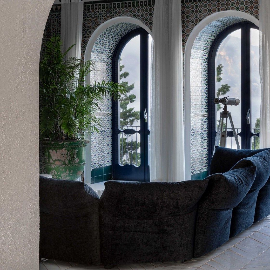   Standard  in einem der Zimmer der Villa. Die Farben des Sofas erinnern an die Blaut&ouml;ne der Keramik und der Holzt&uuml;ren. 
