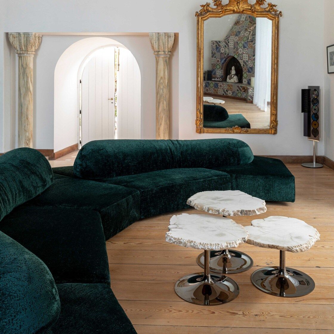   On the Rocks  und Cicladi. Das Sofa von Francesco Binfar&egrave; und die Alabastertische von Jacopo Foggini im &bdquo;Ballsaal&ldquo;, den L&eacute;onide Massine im Sarazenenturm eingerichtet hatte, in dem auch Rudolf Nurejew tanzte. 