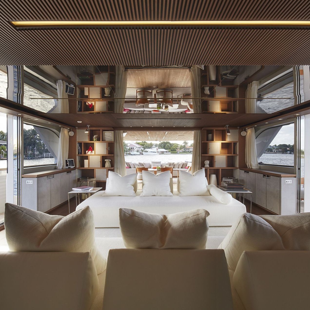   Sherazade . Il divano custom made per lo Yacht SL 118. 