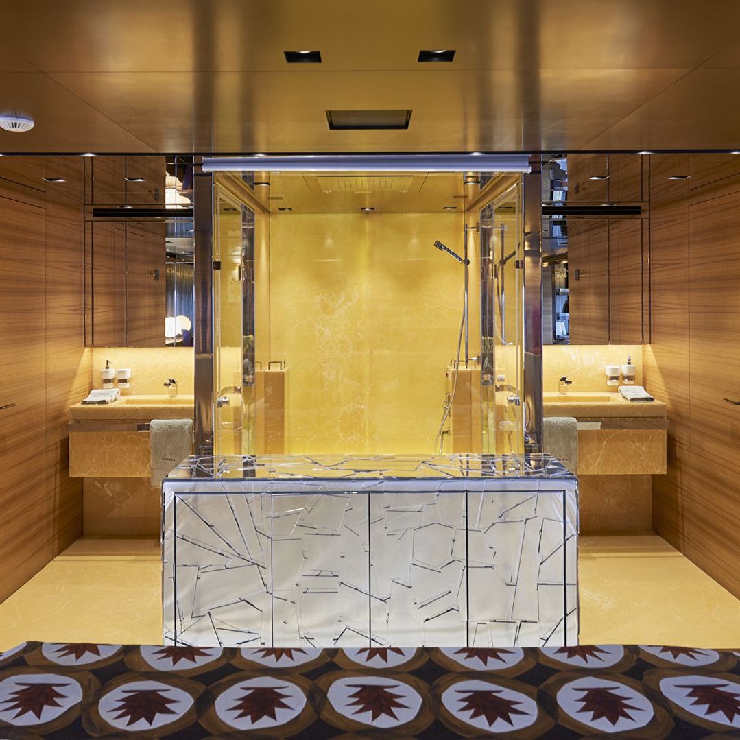   Scrigno.  Il contenitore custom made con TV a scomparsa, in legno e rivestimento in schegge di specchio, nella cabina armatoriale dello Yacht SD126 