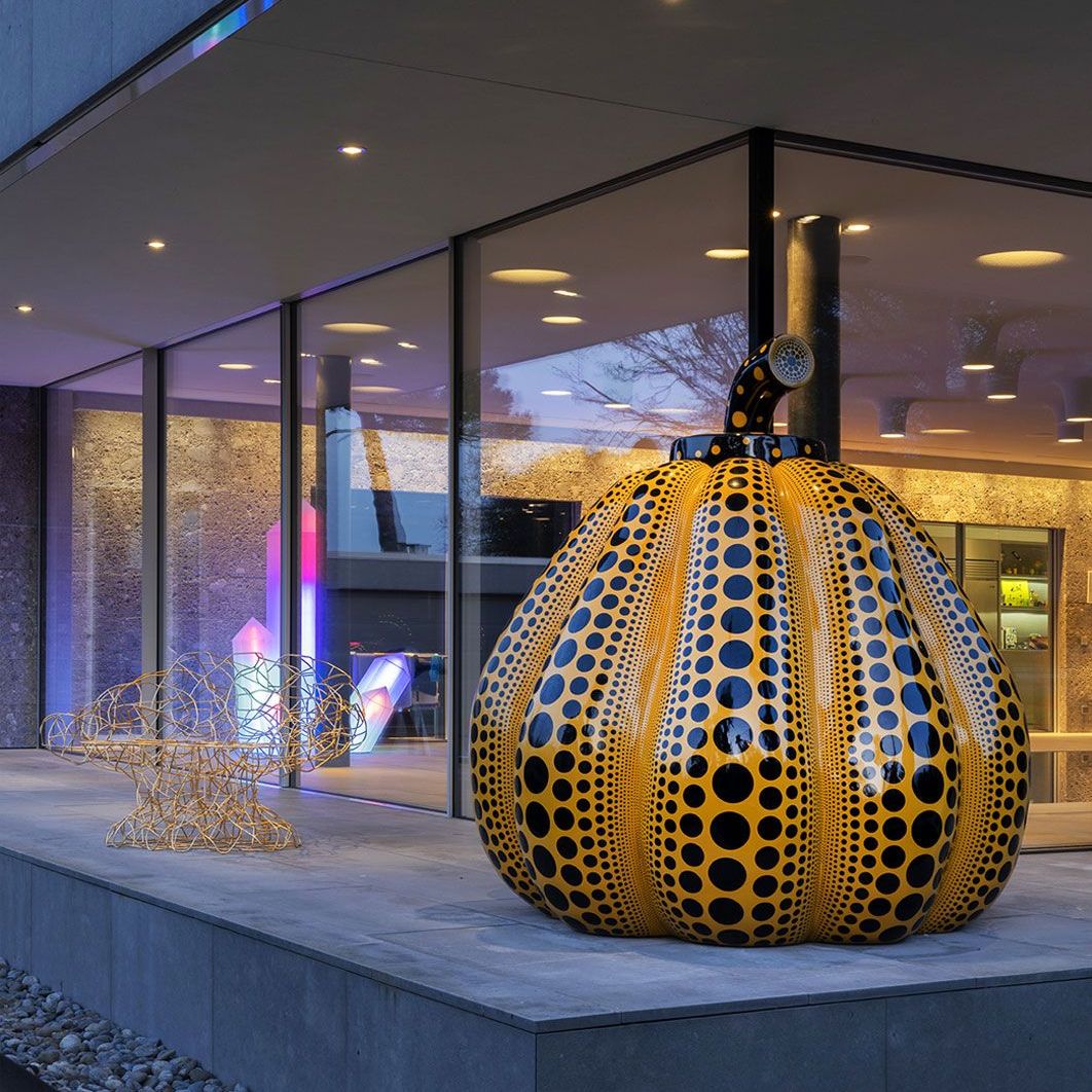   Corallo &nbsp;nella versione oro vicino all&rsquo;opera di Pumpkin di Yayoi Kusama. 