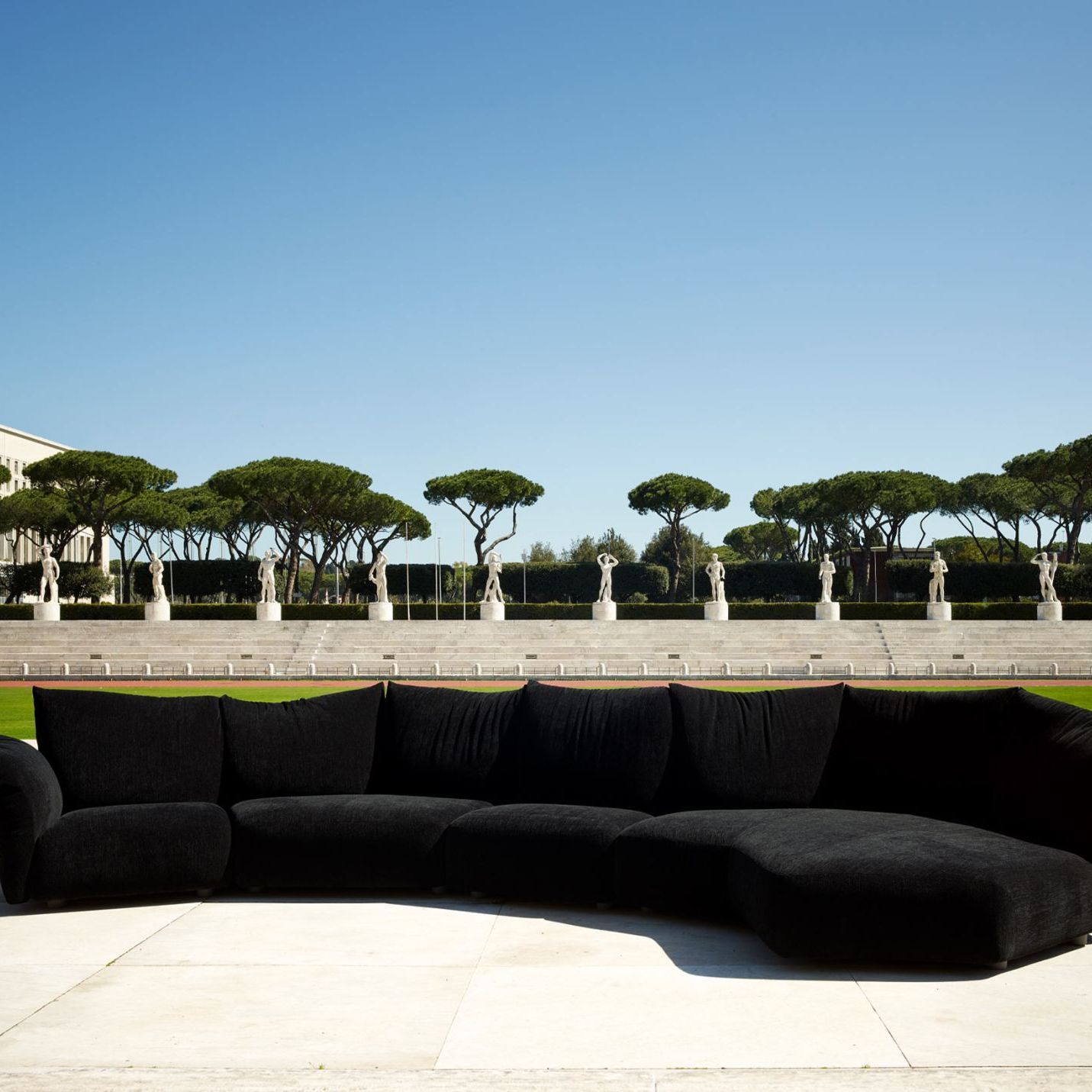  Standard .&nbsp;Il divano di Francesco Binfar&eacute; nell&rsquo;allestimento speciale dello Stadio dei Marmi a Roma. Sullo sfondo le 60 statue marmoree che rappresentano le discipline sportive. 