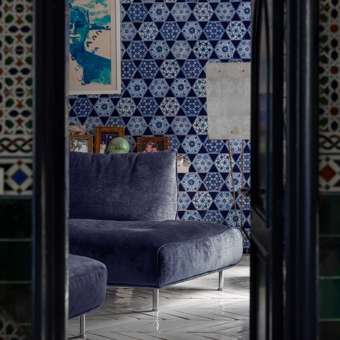   Standalto &nbsp;und  Cicladi &nbsp;Das Sofa und die Couchtische in einem kleinen Raum der Villa, bedeckt mit &bdquo;blauer&ldquo; Majolika. 
