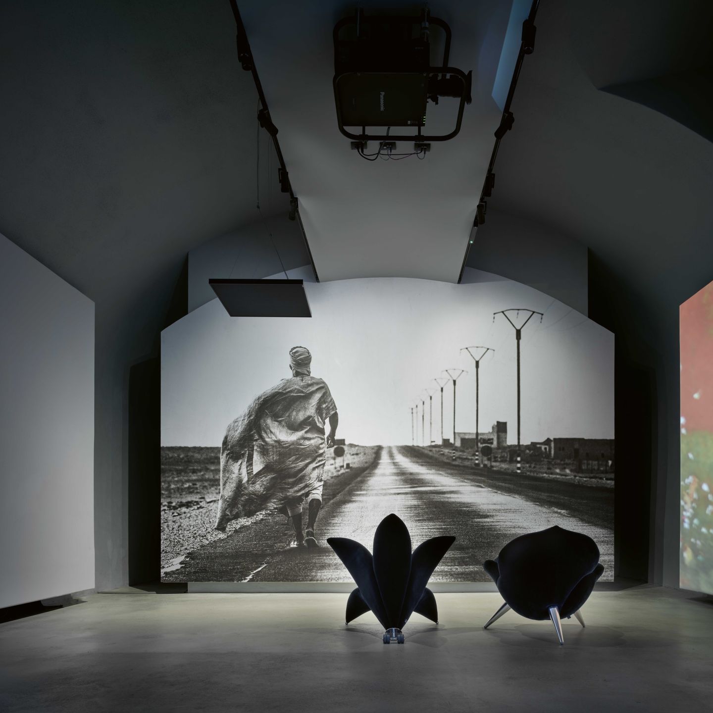   Getsuen  nella Sala voltata e dettaglio della mostra &ldquo;JR. D&eacute;plac&eacute;&middot;e&middot;s&rdquo; e&nbsp; RoseChair  nella Sala voltata e dettaglio della mostra &ldquo;JR. D&eacute;plac&eacute;&middot;e&middot;s&rdquo;. 