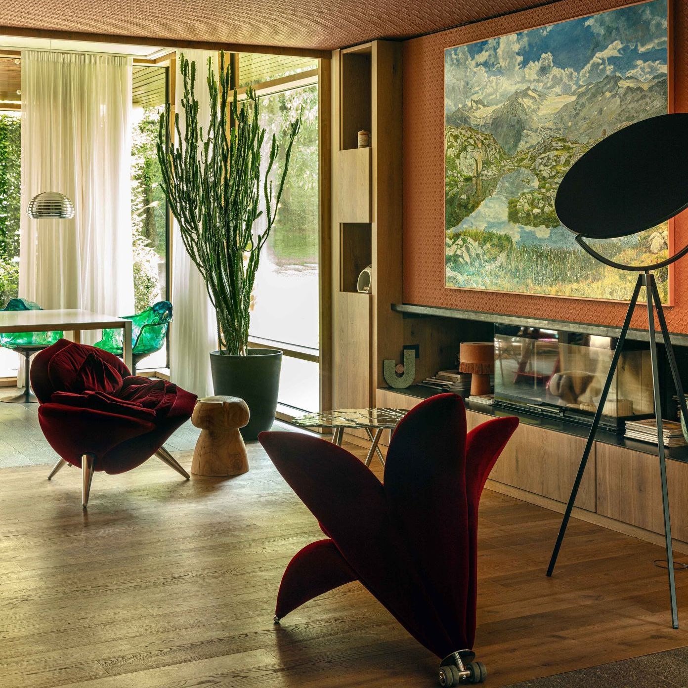  Flowers Collection ed Ella. 
Le poltroncine danno forma a un paesaggio vivo all&rsquo;interno della villa. 
&nbsp; 