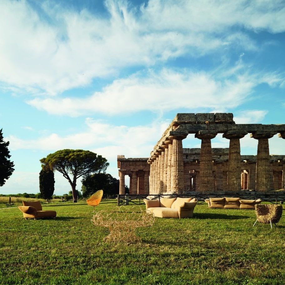  I modelli Standway e Standard rivestiti in tessuti Minerals, con a Margerita, Corallo e Vermelha di fronte al Tempio di Hera. 