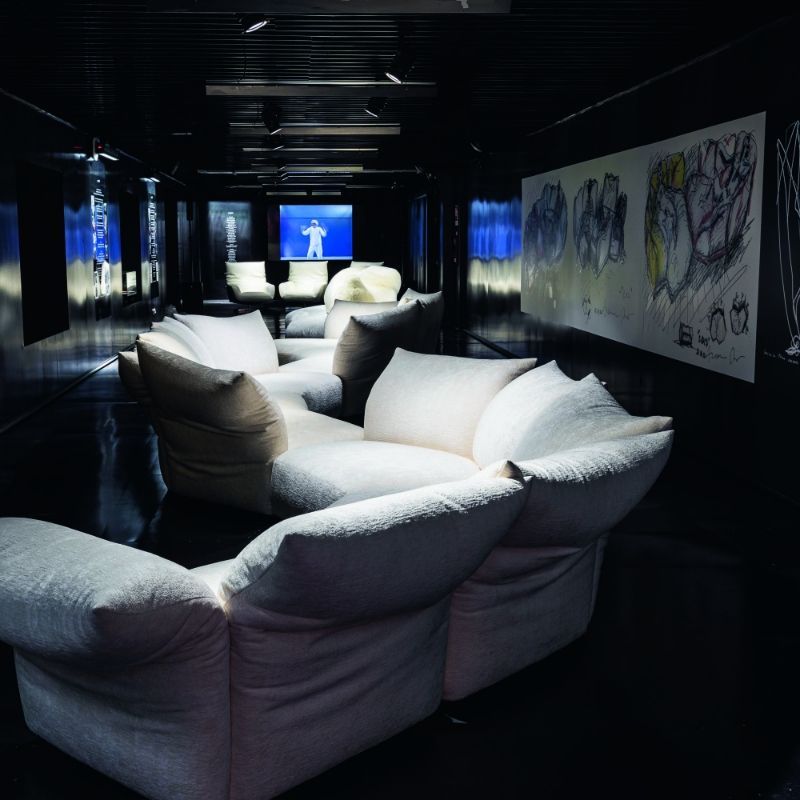  Standard in a sinuous composition, accompanies visitors on a discovery of Francesco Binfar&eacute;&rsquo;s thinking and work. 
