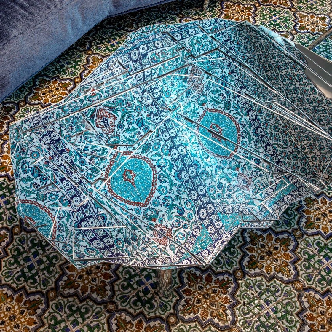   Standalto  und  Brasilia . Das Sofa von Francesco Binfar&eacute; und die verspiegelten Couchtische der Gebr&uuml;der Campana in einem der R&auml;ume der zentralen Villa von Li Galli: einem gew&ouml;lbten Raum, der vollst&auml;ndig mit osmanischer Majolika bedeckt ist und von Rudolf Nurejew in Auftrag gegeben wurde. 