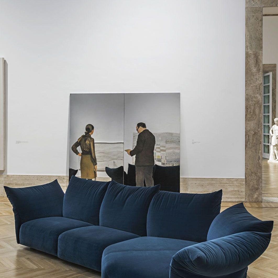   Standard .&nbsp;Il divano di Francesco Binfar&eacute; di fronte all&rsquo;opera I Visitatori di Michelangelo Pistoletto, 1968 