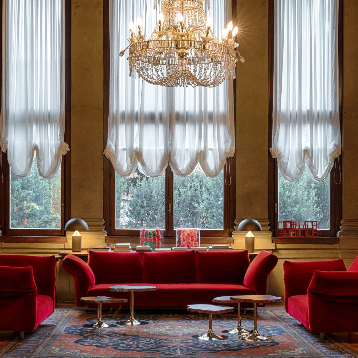   Essential  e  Cicladi . I divani di Francesco Binfar&eacute; e i tavolini di Jacopo Foggini nel Salone degli Arazzi di Palazzo Borromeo. 