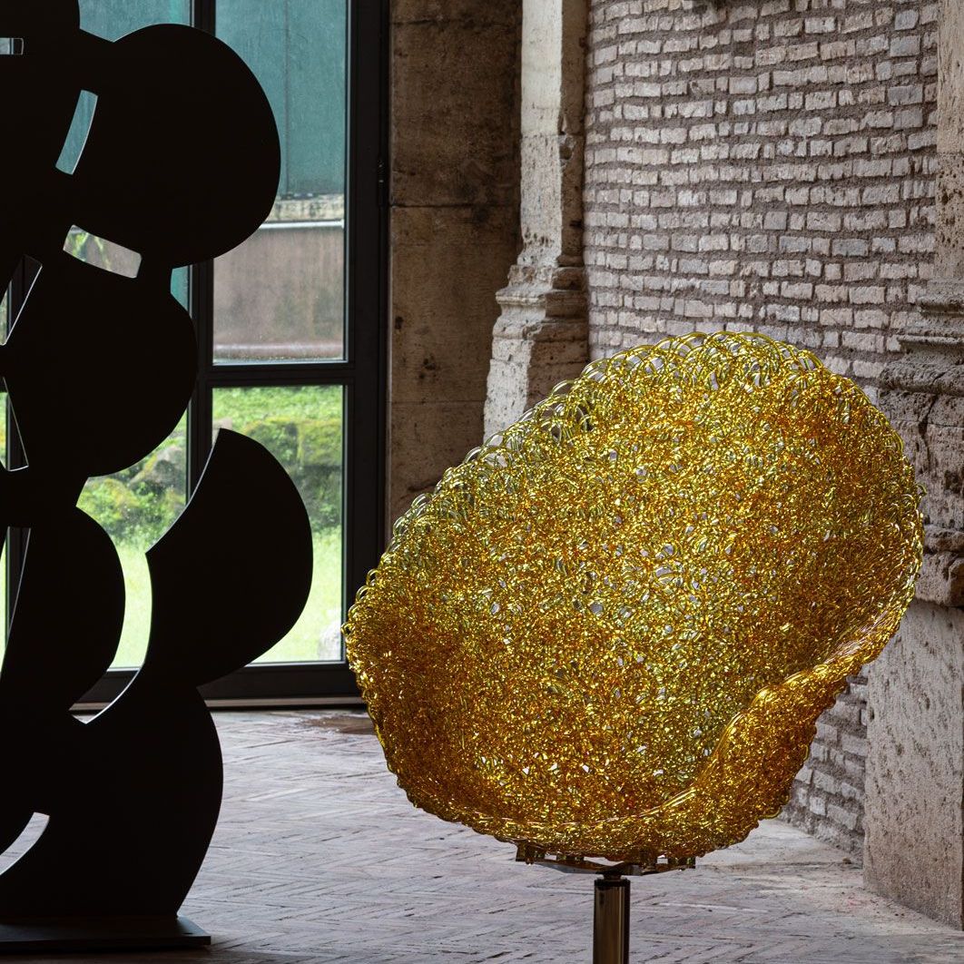   Margherita . La poltrona di Jacopo Foggini a Palazzo Borromeo fotografata vicino all&rsquo;opera Piana N.2 di Pietro Consagra, 1971. 