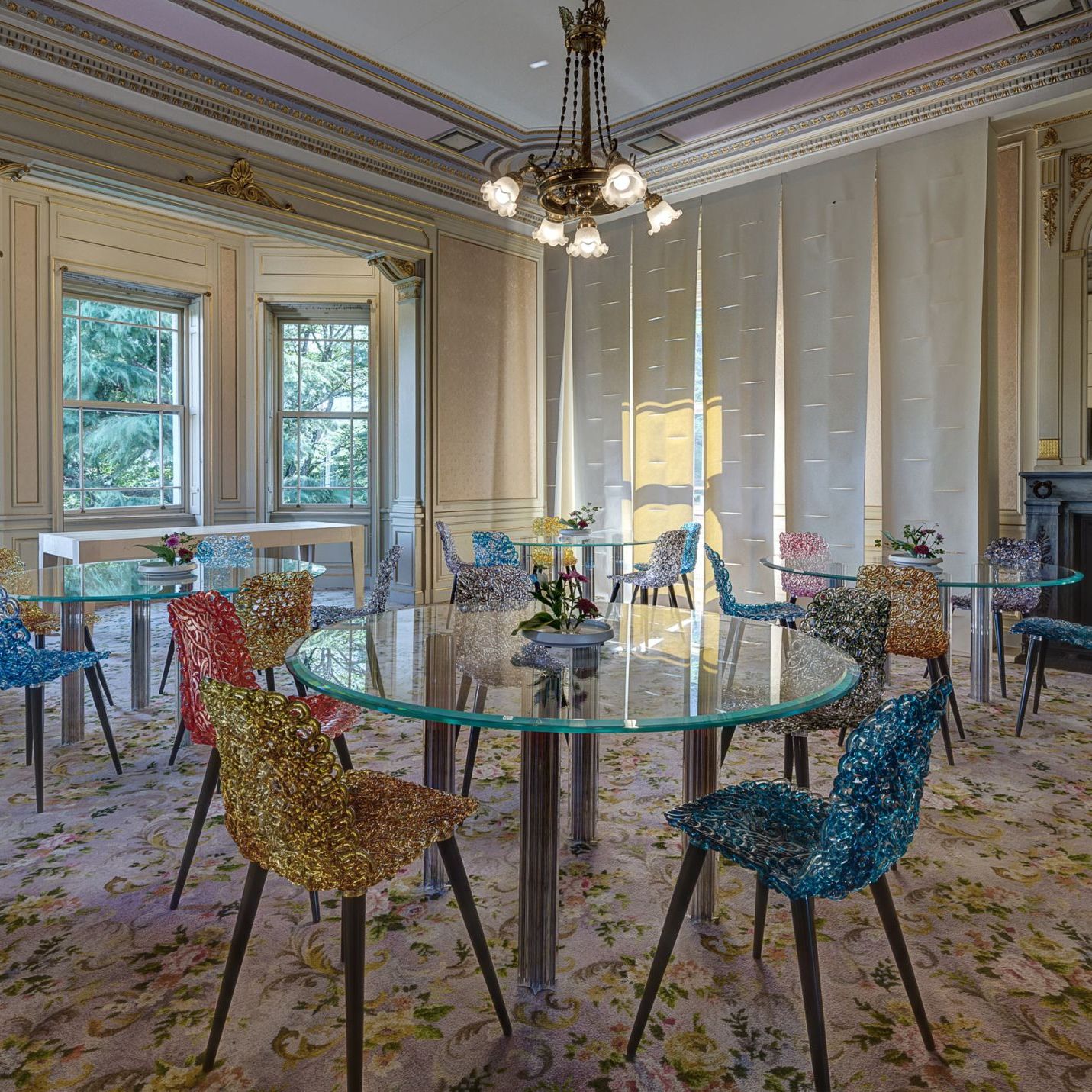  Gina .&nbsp;Le sedie di Jacopo Foggini con un mix di colori speciali arredano una delle stanze del ristorante di De Kihinkan - Takanawa Magor House, sede di Casa Italia a Tokyo 2020. 
