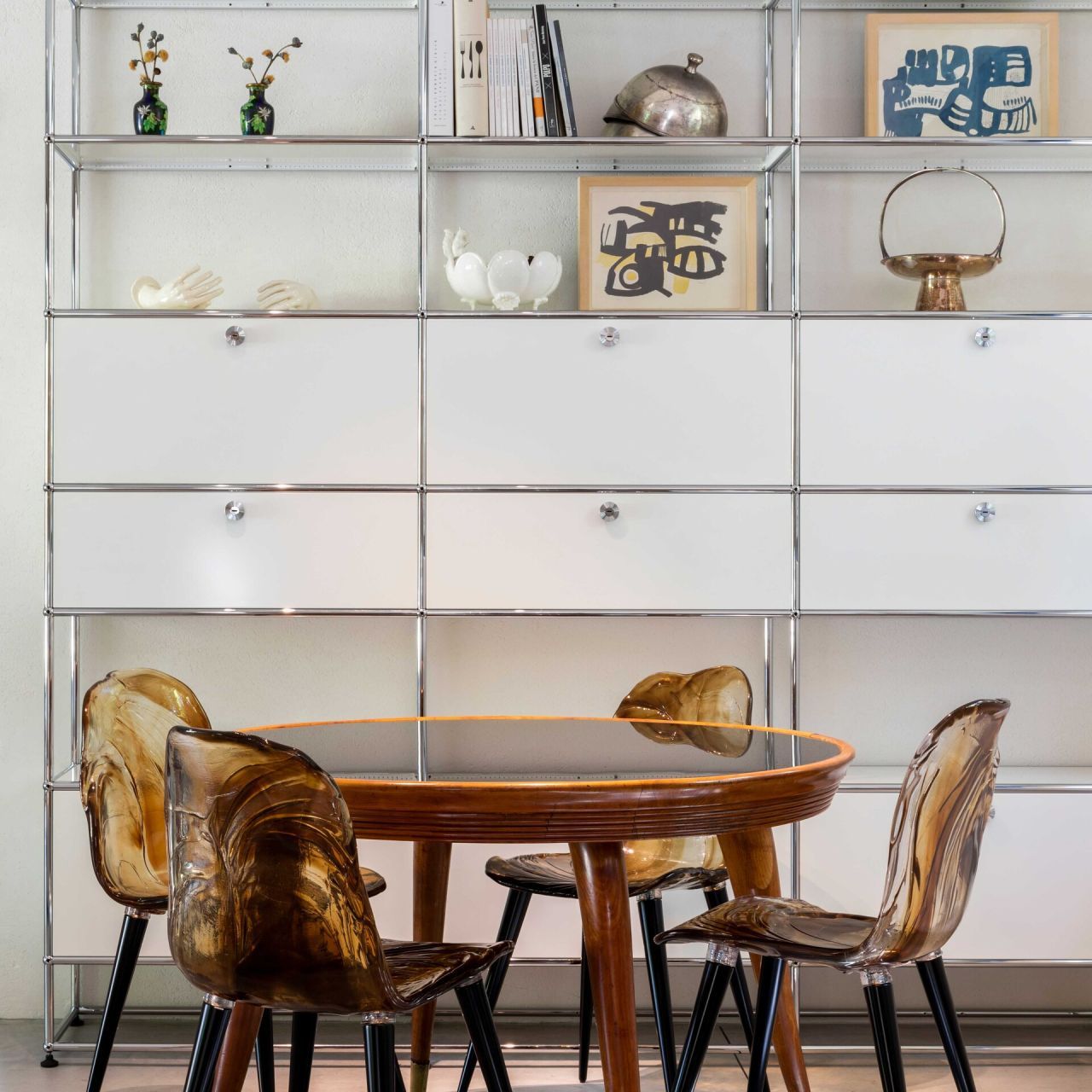   Gilda  . Jacopo Foggini's chairs together with a retro -style dining table. 