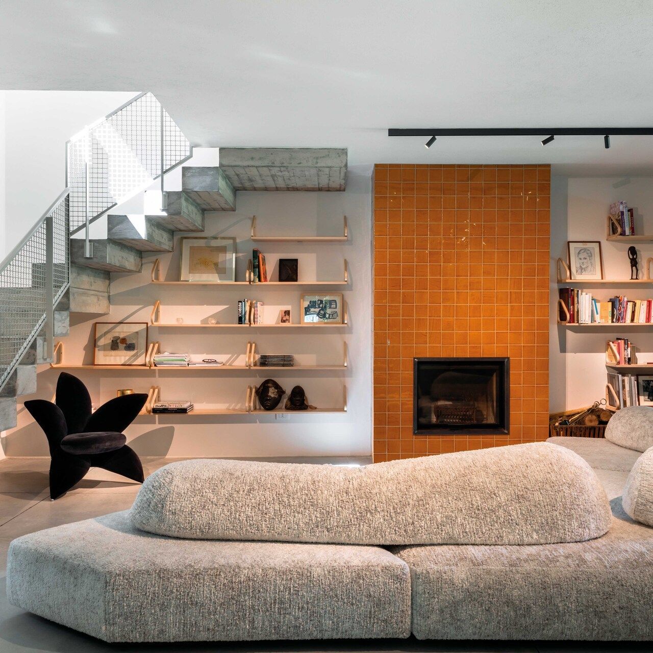   On the Rocks  e&nbsp; Getsuen  . The sofa of Francesco Binfar&eacute; and the armchair of Masanori Umeda in the living room. 
