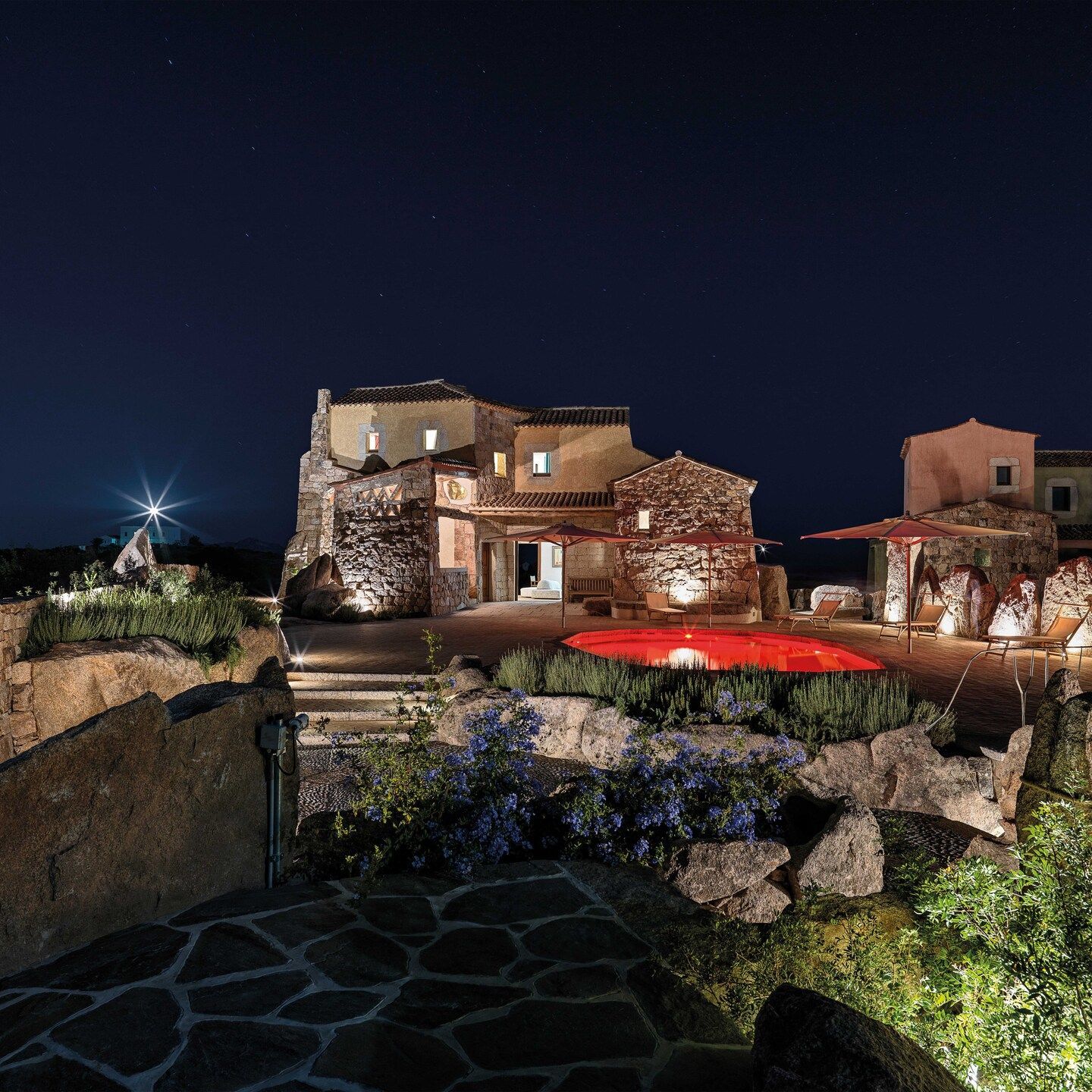  Vista notturna di villa Il Faro che sottolinea l&rsquo;amore per la natura e per la pietra granitica della Sardegna di Cou&euml;lle, che trovava nel rapporto con paesaggio la sua inclinazione pi&ugrave; spettacolare. 