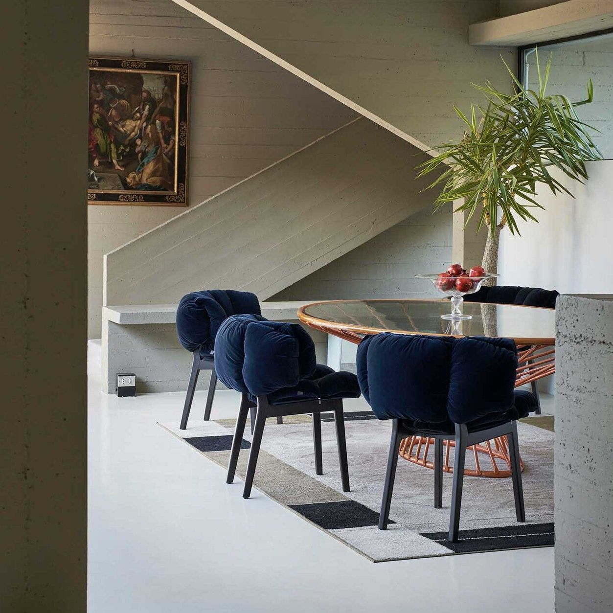   BlueVelvet  Le poltroncine dei fratelli Campana intorno al tavolo in ferro e vetro dell&rsquo;architetto Alberto Paoli. 