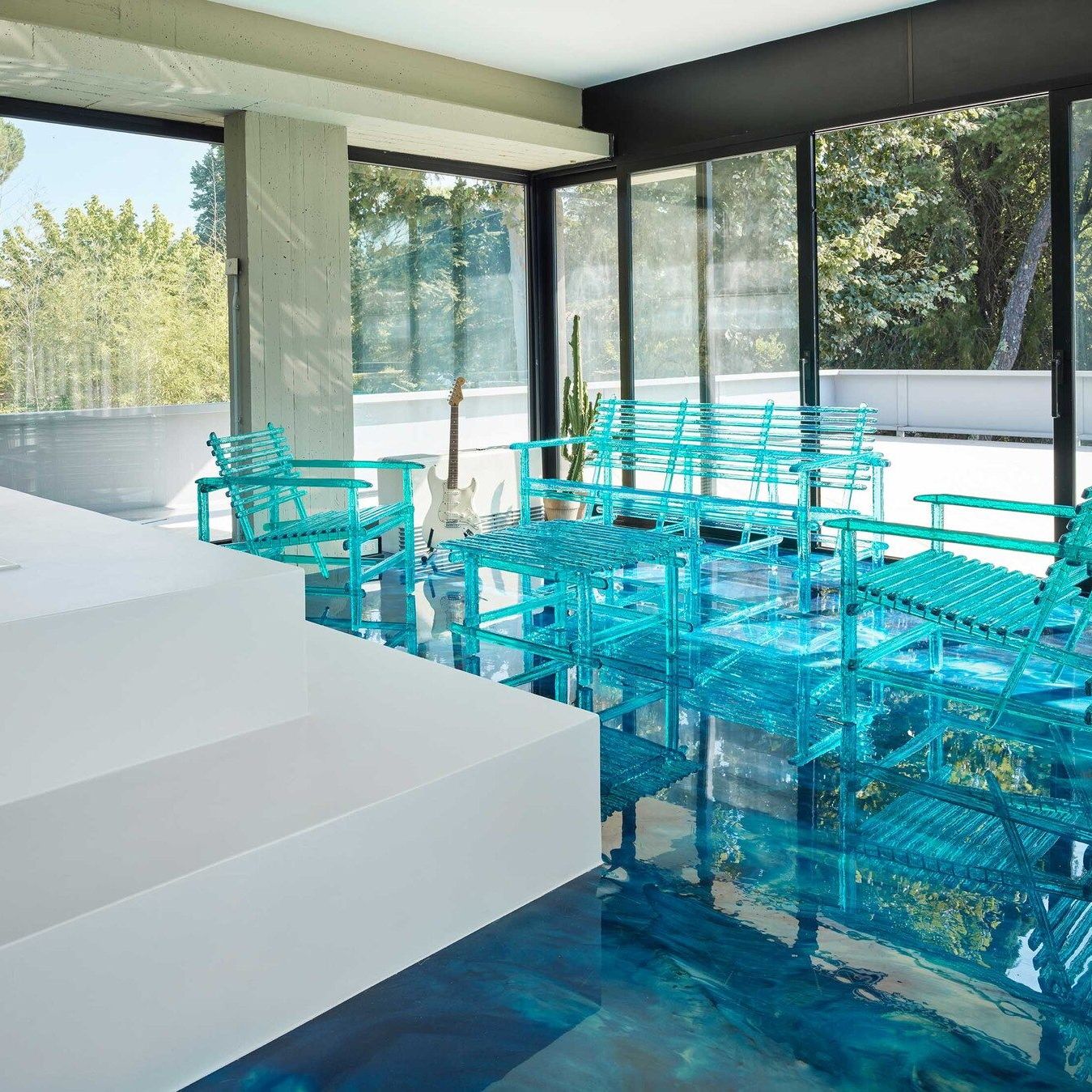   A'mare . La collezione di Jacopo Foggini sulLa collezione di Jacopo Foggini sul pavimento in resina azzurra solidifica l&rsquo;acqua all&rsquo;interno della spa. 