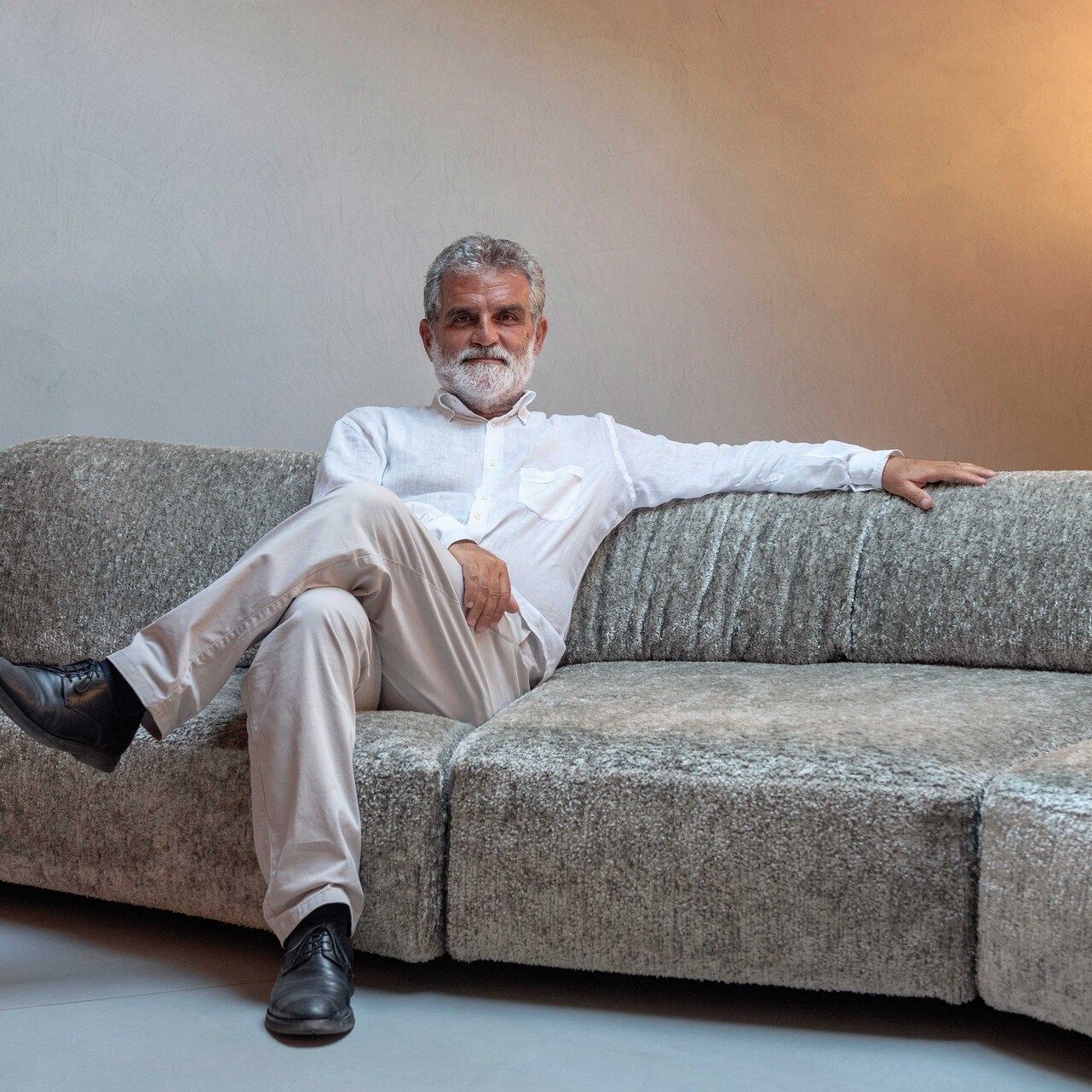   OntheRocks  . Sergio Buttiglieri negli uffici di Cantieri Sanlorenzo seduto su On The Rocks. 