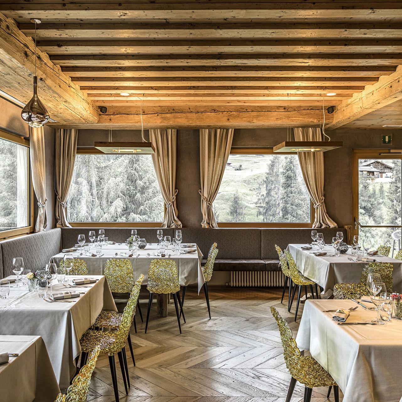   Blue Velvet  poltroncine in velluto e
  Gina  sedie in policarbonato color oro, arredano il ristorante.Claudio Alver&agrave; Patron and Chef del Dolomiti Lodge Alver&agrave;. 
 