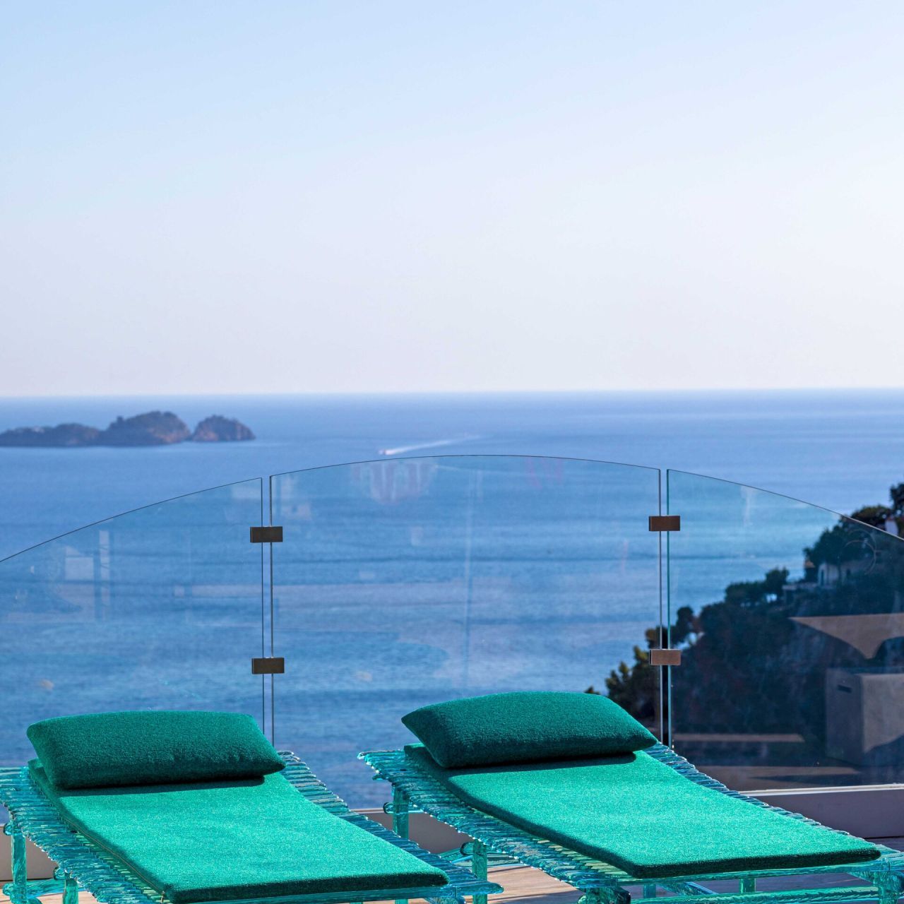   A'mare . La collezione di Jacopo Foggini sulle terrazza dell&rsquo;Hotel Villafranca a Positano. 