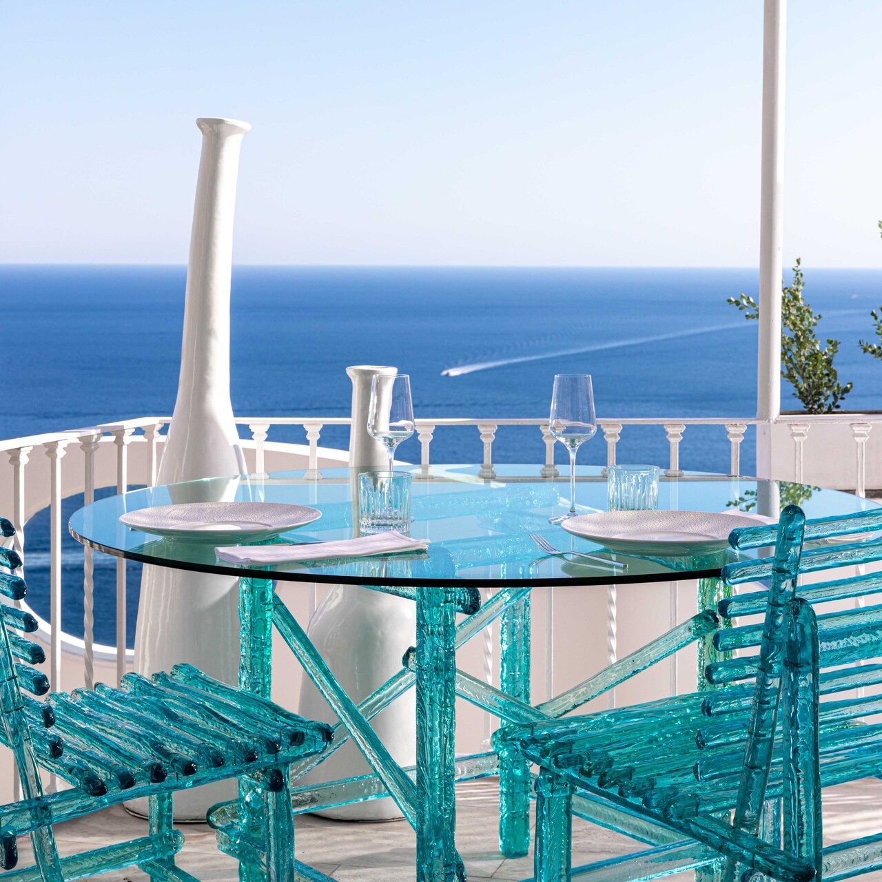   A'mare . La collezione di Jacopo Foggini sulle terrazza dell&rsquo;Hotel Villafranca a Positano. 