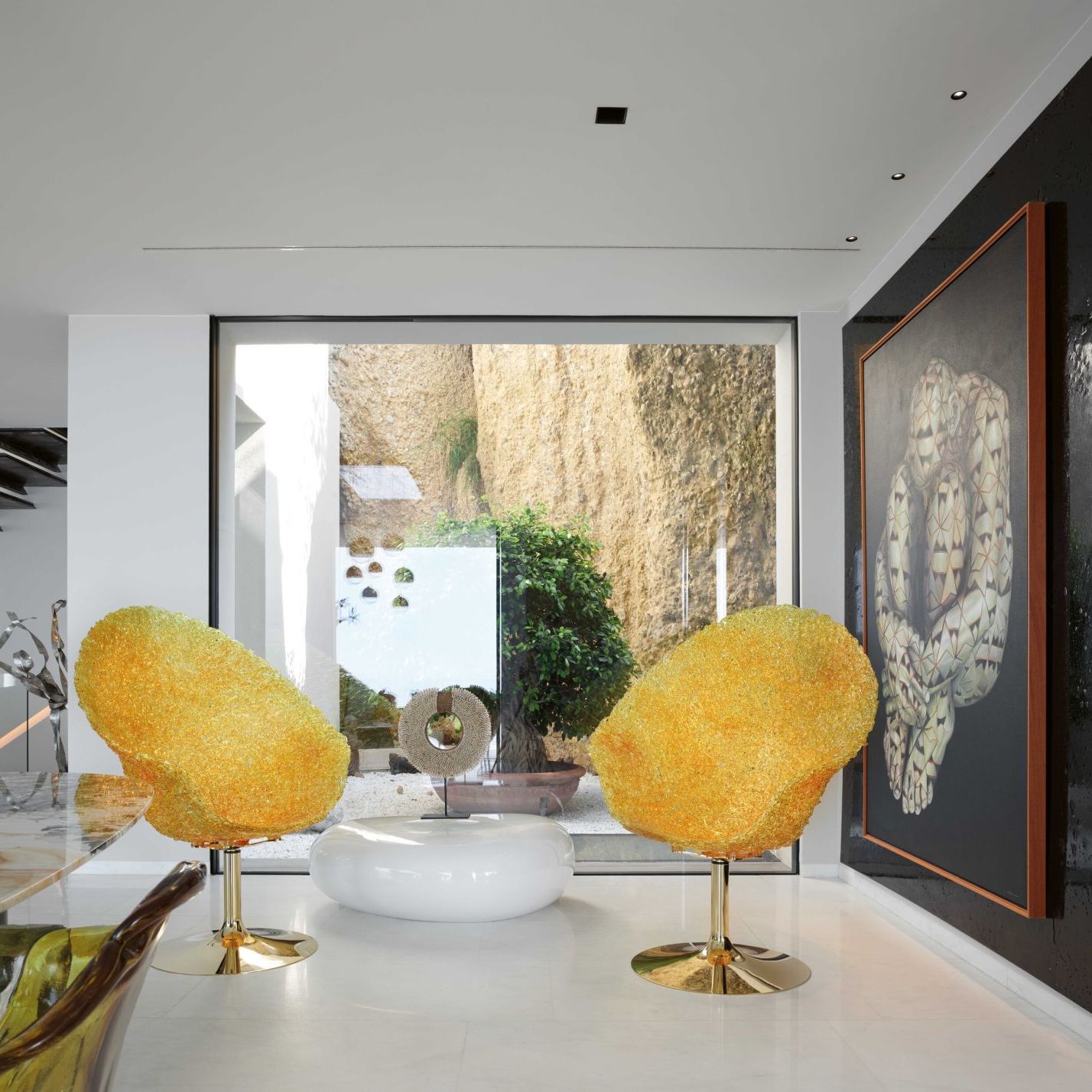   Margherita . Les fauteuils en polycarbonate donnent sur le jardin d'hiver &agrave; proximit&eacute; de la grande roche. 