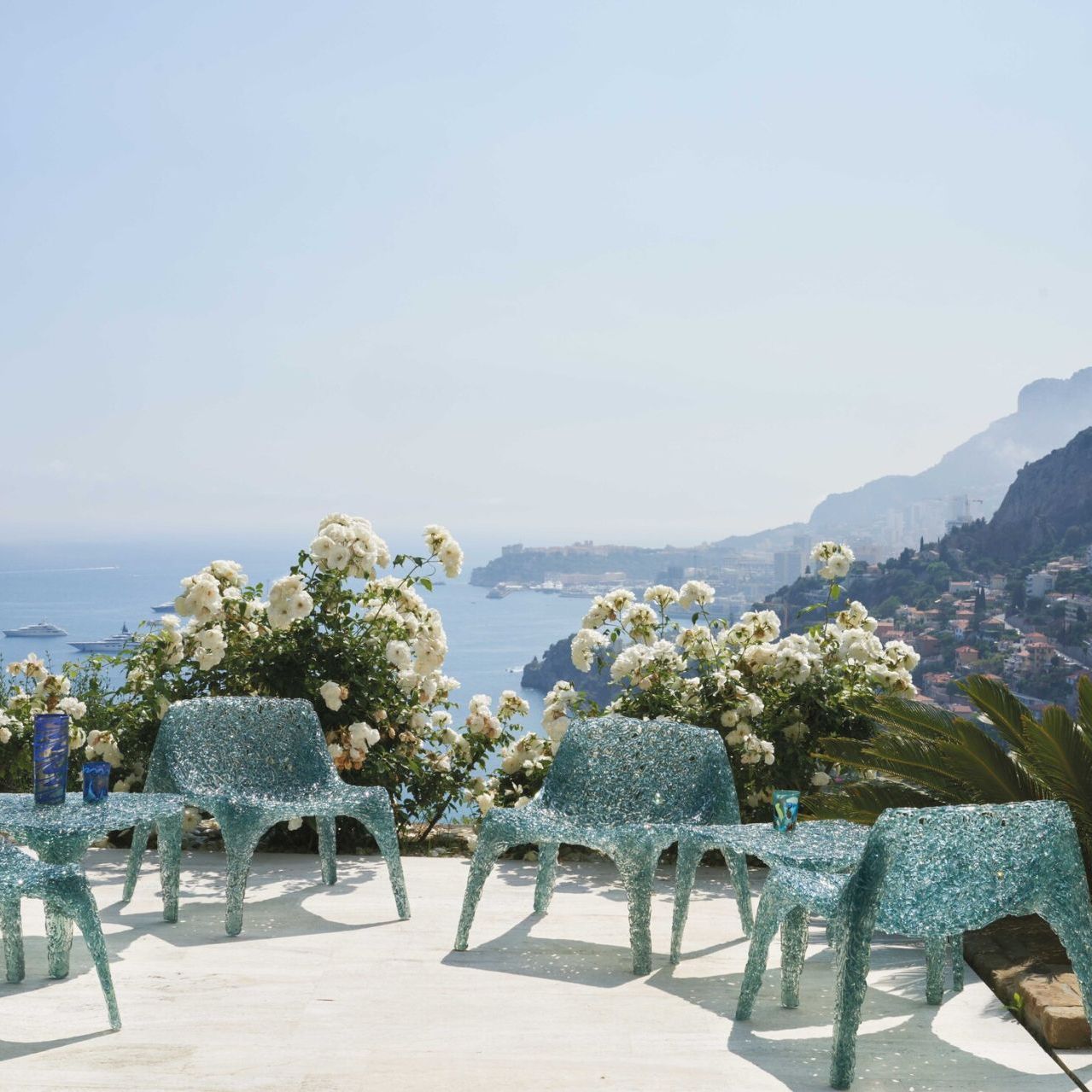  V&eacute;ronique parmi les roses sur la terrasse panoramique de la villa 