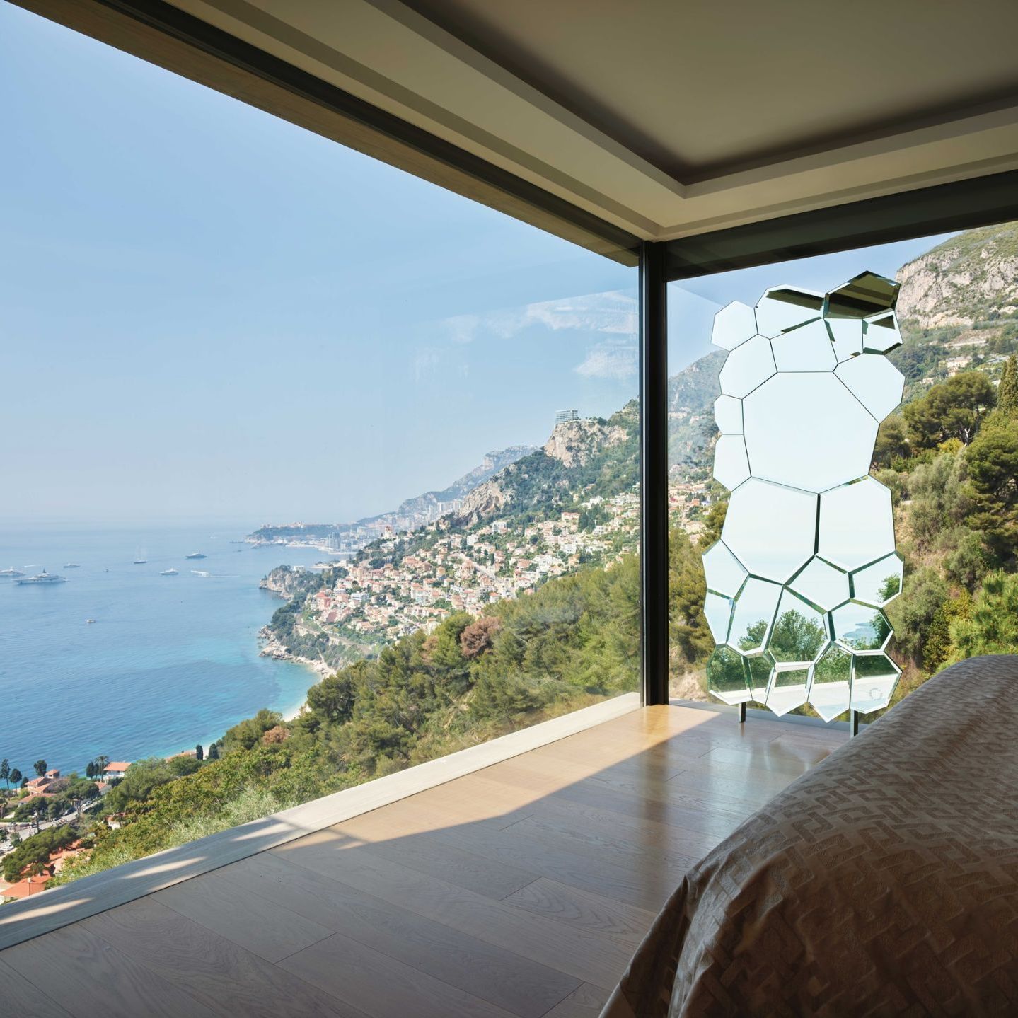  Jubil&eacute; . Le miroir refl&egrave;te le paysage &agrave; l'int&eacute;rieur de la chambre. 