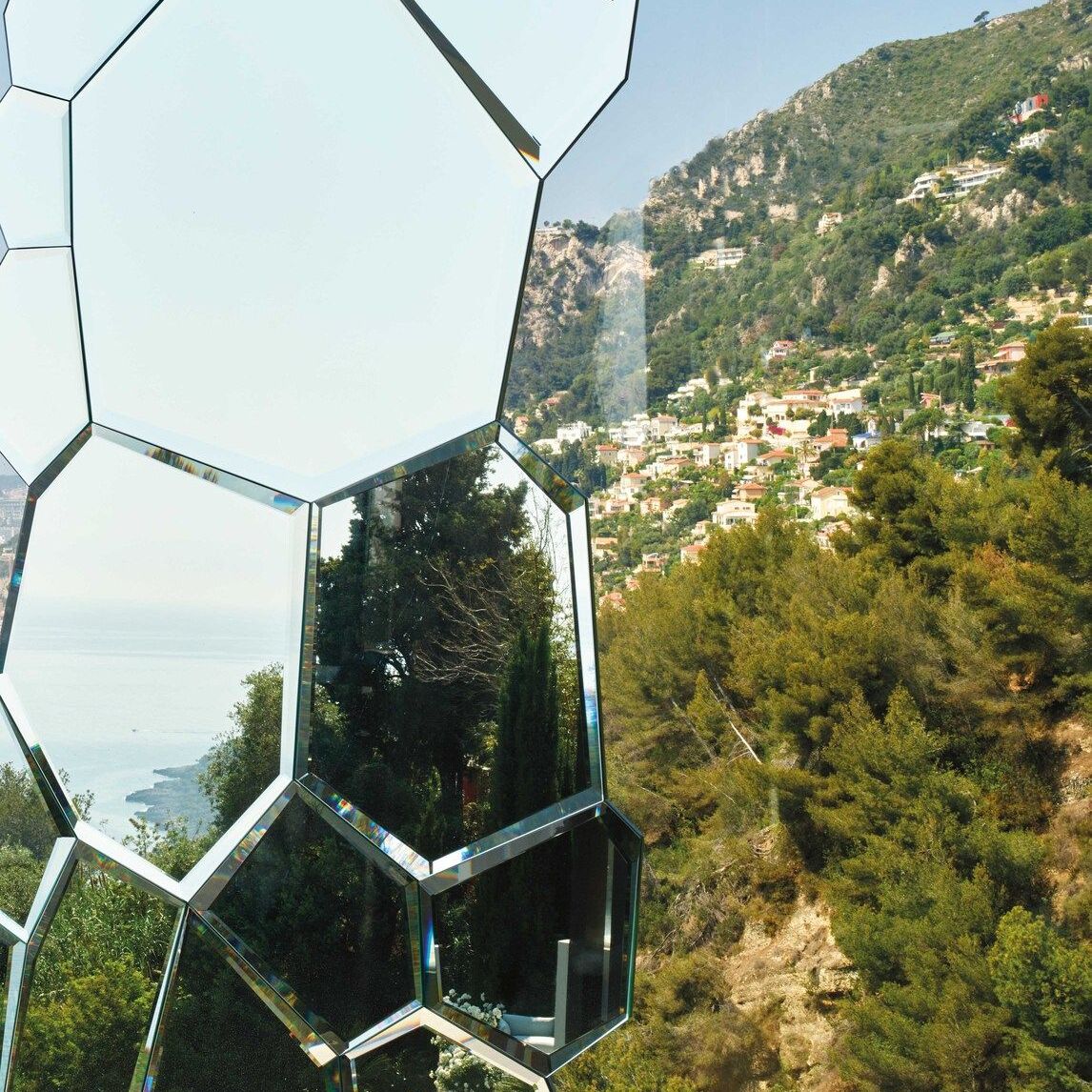   Jubil&eacute; . Le miroir refl&egrave;te le paysage &agrave; l'int&eacute;rieur de la chambre. 