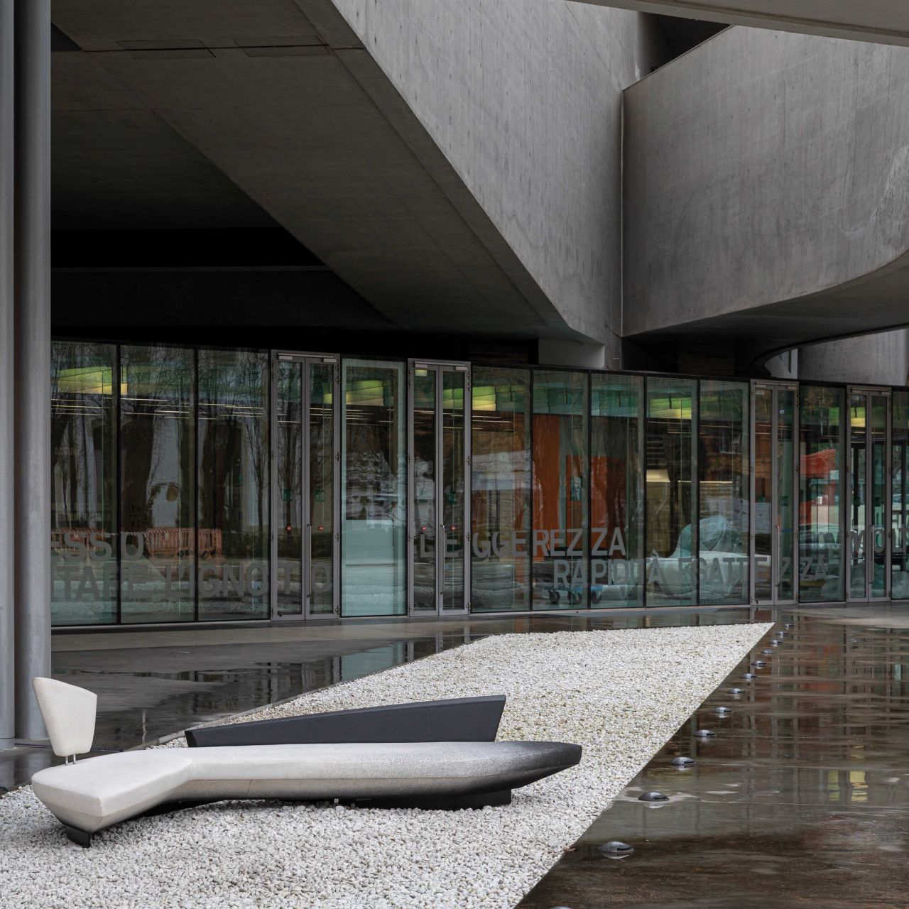  Woush. Il divano di Zaha Hadid per Edra fotografato all&rsquo;interno del MAXXI. 