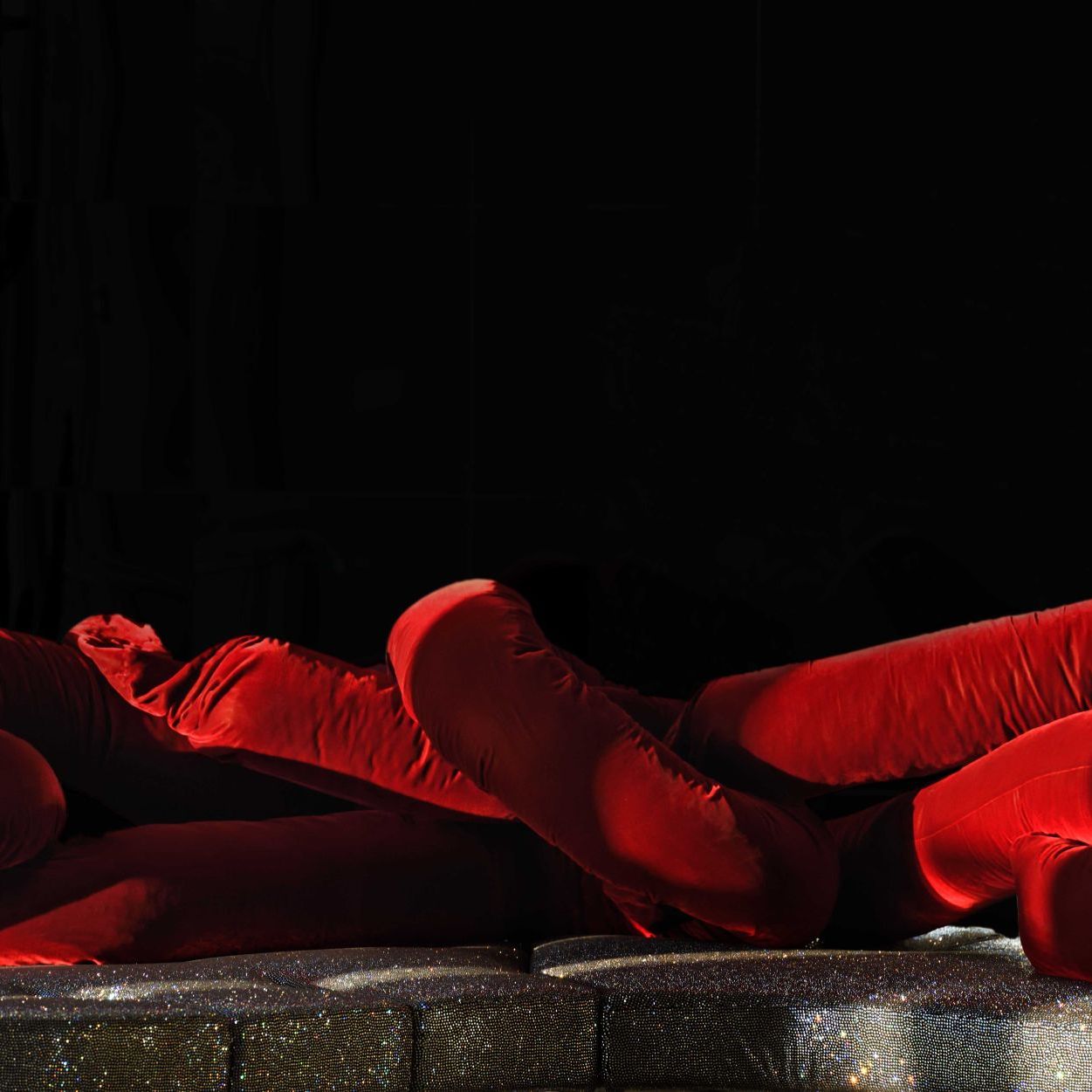   Boa  e  Flap  Das rote Samtsofa ist mit dem Precious Crystallized &trade; mit Swarovski&reg; -Stoff. 