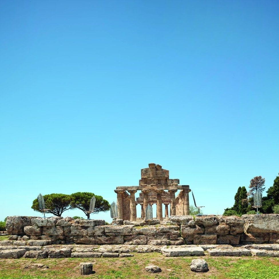  Milano. Le sedie dall&rsquo;aspetto regale svettano di fronte al Tempio di Atena. 
