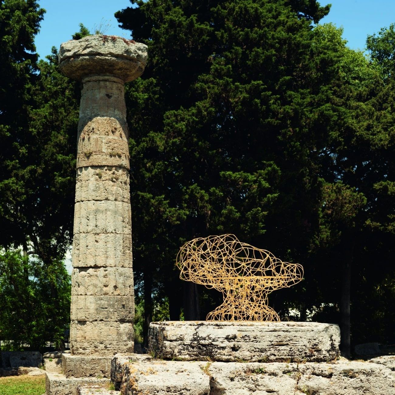  Corallo. La poltrona dorata adagiata sull&rsquo;altare del Tempio di Atena. 