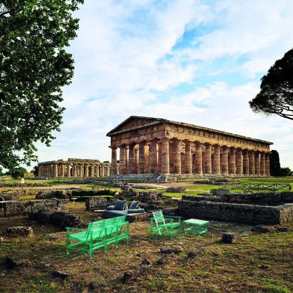  Sherazade, Standard e A&rsquo;mare. Alcuni modelli della collezione da esterni con i divani rivestiti in tessuto Every Place all&rsquo;interno della domus. Standway in tessuto Minerals. 
