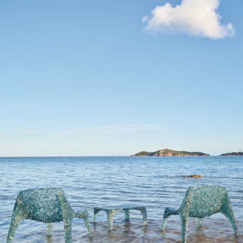  Veronica. Les fauteuils et la table contemplent la mer depuis le rivage. 